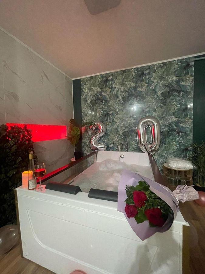 Jacuzzi Apartment バイア·マーレ エクステリア 写真